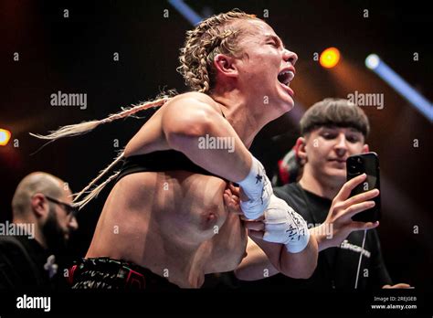 Female boxer celebrates her victory by flashing the。